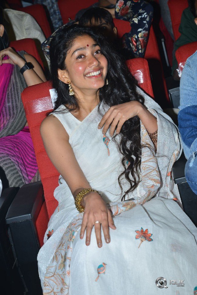 Sai-Pallavi-at-Padi-Padi-Leche-Manasu-Movie-Pre-Release-Event